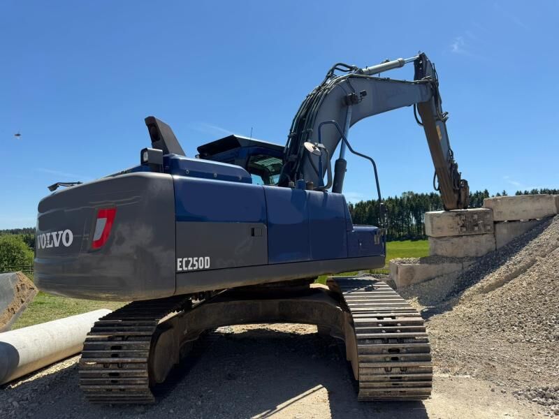 2014 Volvo EC220DL Crawler Excavator