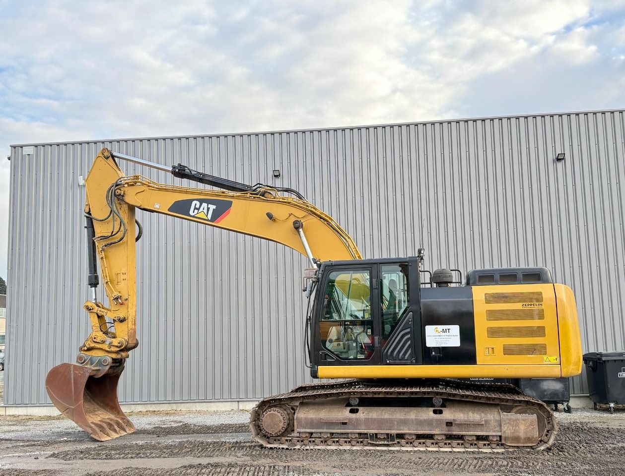 2015 Caterpillar 324ELN crawler excavator side view 2015 Caterpillar 324ELN crawler excavator side view