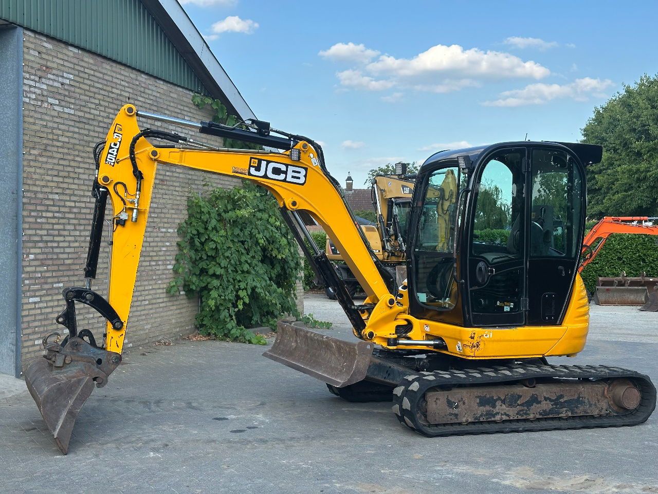 2015 JCB 8045 ZTS mini excavator side view 2015 JCB 8045 ZTS mini excavator side view