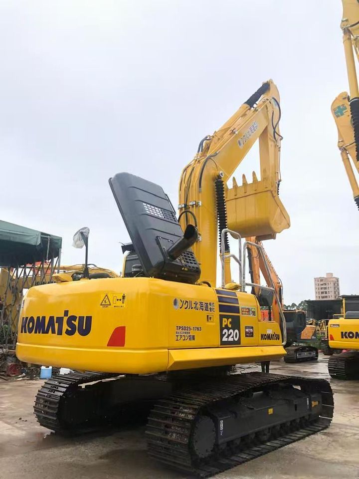 Escavatore cingolato Komatsu PC220-8 del 2015, vista posteriore tre quarti Escavatore cingolato Komatsu PC220-8 del 2015, vista posteriore tre quarti