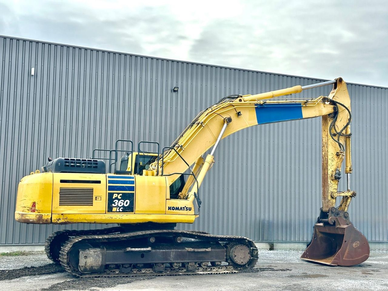 2015 Komatsu PC360LC-10 crawler excavator, side profile view 2015 Komatsu PC360LC-10 crawler excavator, side profile view