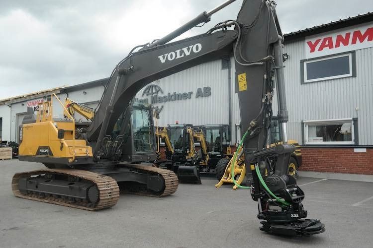 2015 Volvo EC250EL crawler excavator, side view 2015 Volvo EC250EL crawler excavator, side view