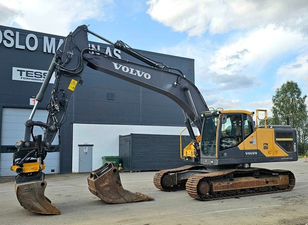 2015 Volvo EC250ENL crawler excavator, side view 2015 Volvo EC250ENL crawler excavator, side view