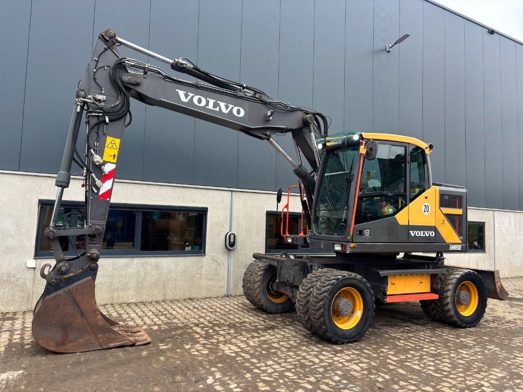 2015 Volvo EWR150E wheel excavator side view 2015 Volvo EWR150E wheel excavator side view