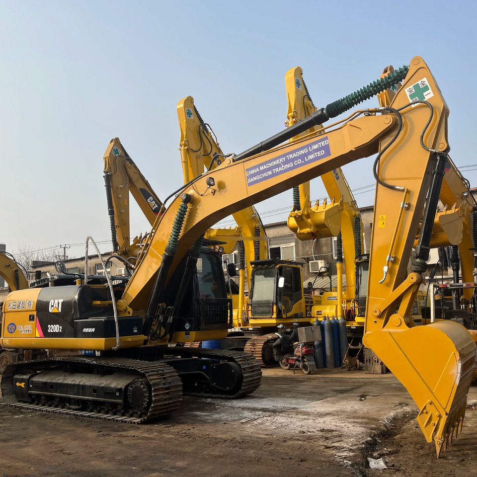 Pelle sur chenilles Caterpillar 320D2 de 2016, vue de profil Pelle sur chenilles Caterpillar 320D2 de 2016, vue de profil