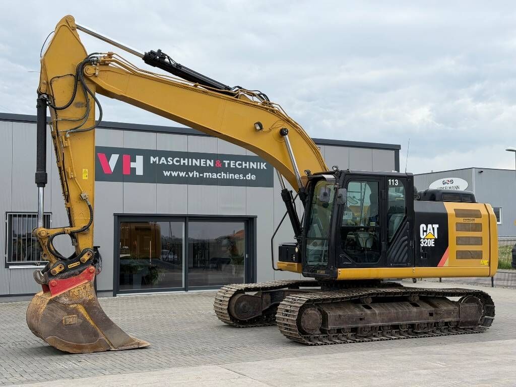 2016 Caterpillar 320EL crawler excavator side view 2016 Caterpillar 320EL crawler excavator side view