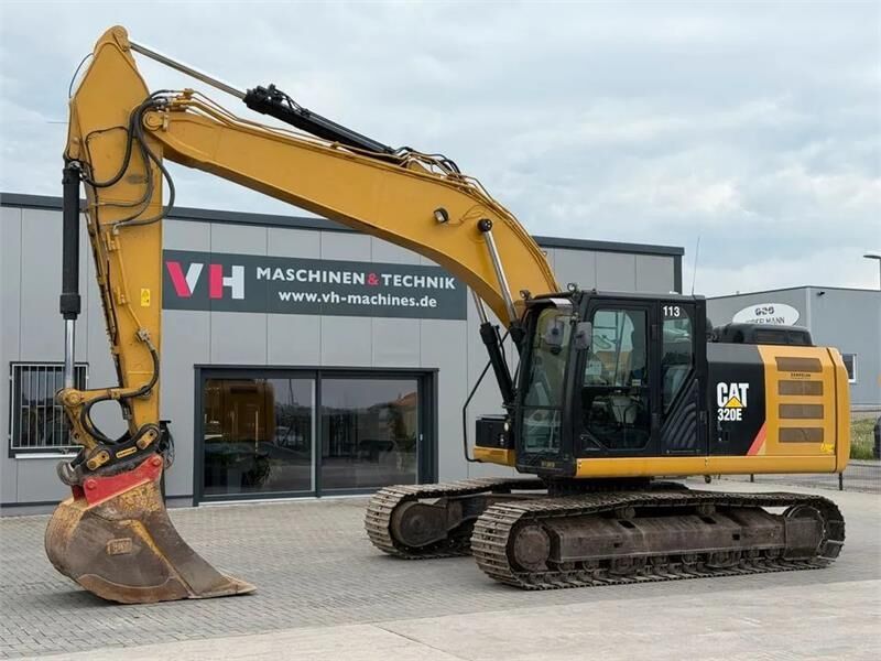 2016 Caterpillar 320EL crawler excavator side view 2016 Caterpillar 320EL crawler excavator side view