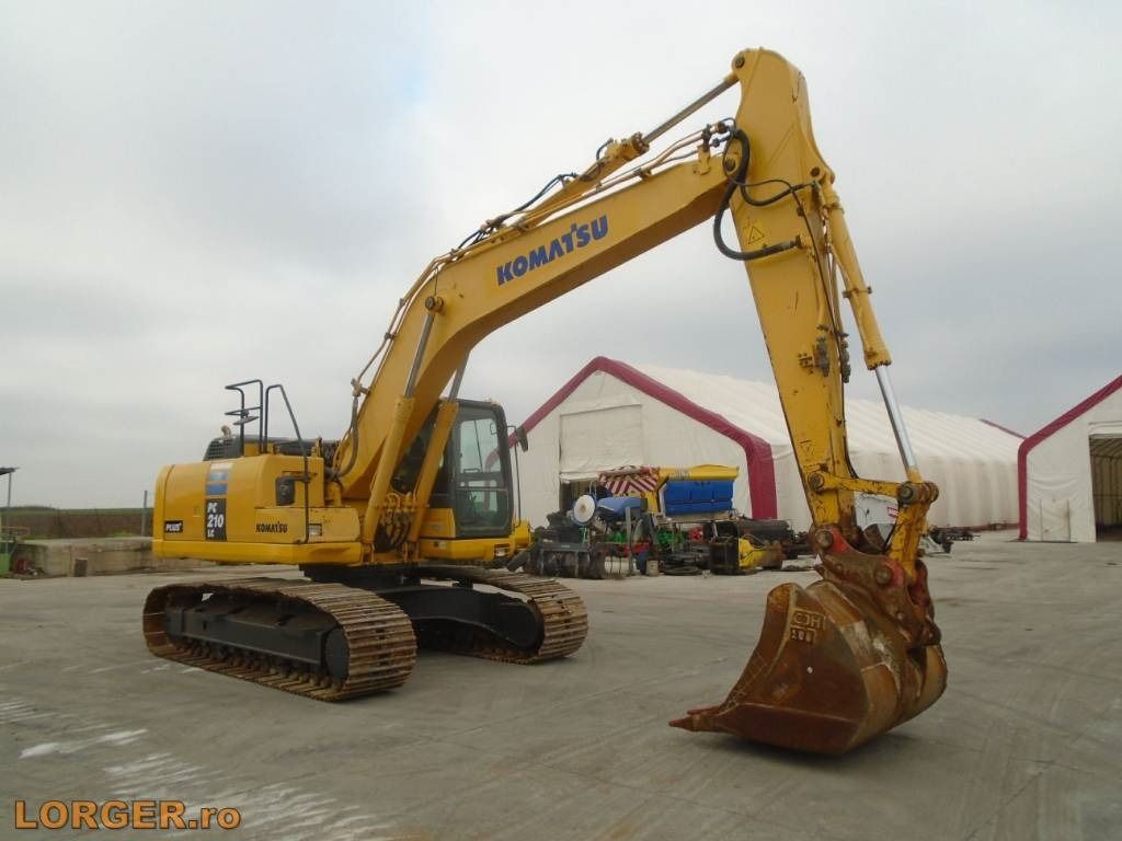 2016 Komatsu PC210LC-10 crawler excavator, side view