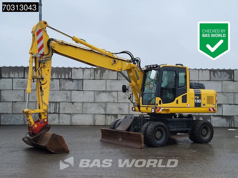 2016 Komatsu PW180-7E0 wheel excavator, side view 2016 Komatsu PW180-7E0 wheel excavator, side view