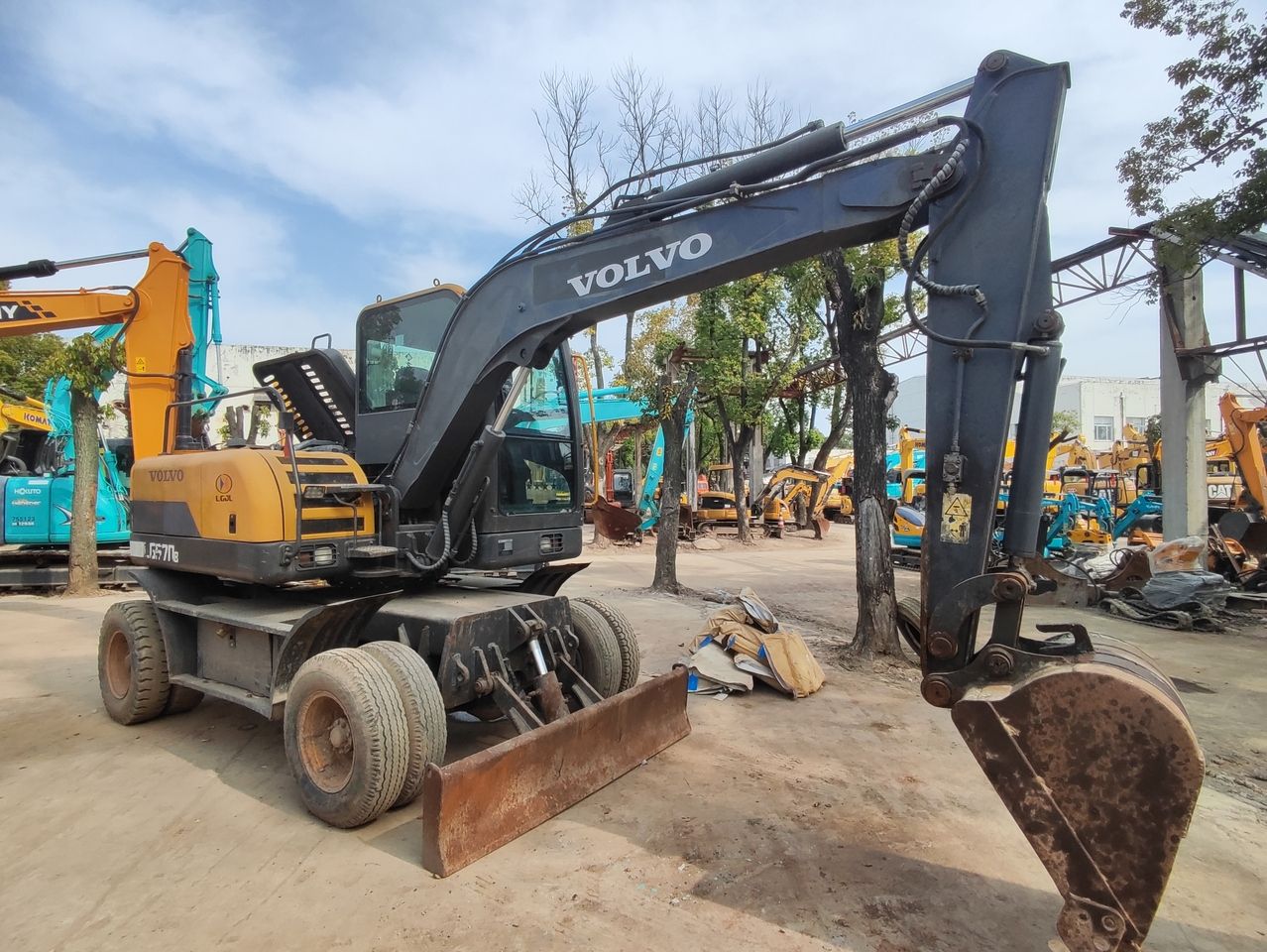 2016 Volvo LG670BM wheel excavator, side profile view 2016 Volvo LG670BM wheel excavator, side profile view