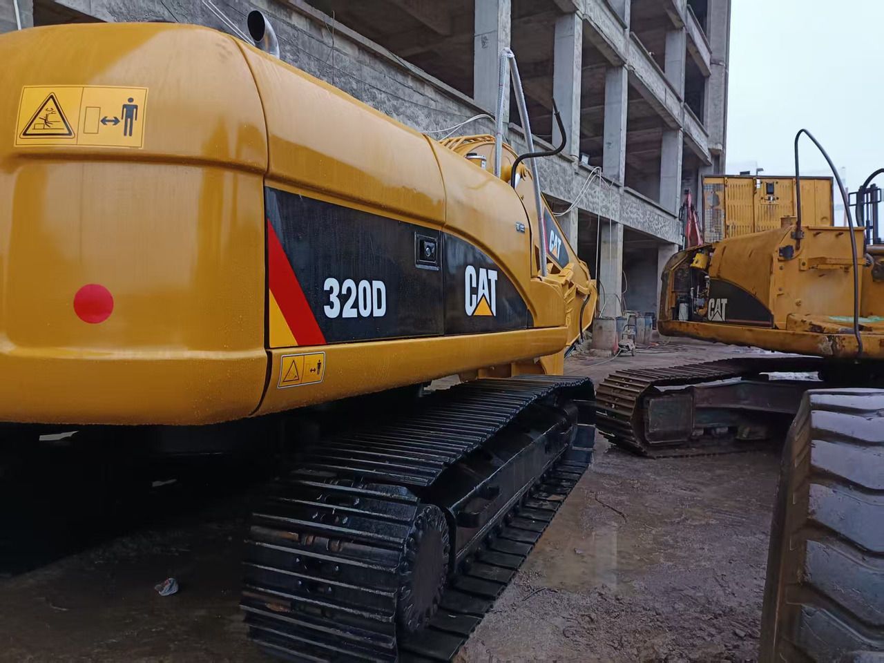 Pelle sur chenilles Caterpillar 320D 2017, vue de profil
