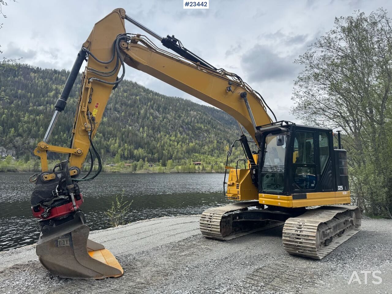 2017 Caterpillar 325FL Crawler Excavator 2017 Caterpillar 325FL Crawler Excavator