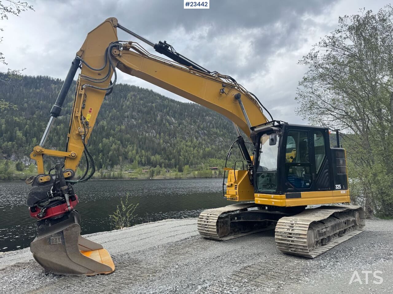 2017 Caterpillar 325FL Crawler Excavator