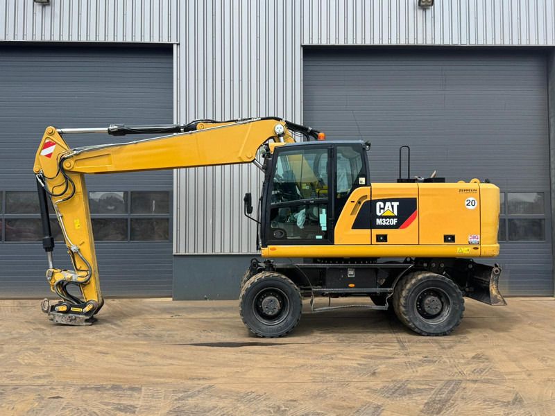 2017 Caterpillar M320F wheel excavator, side view 2017 Caterpillar M320F wheel excavator, side view