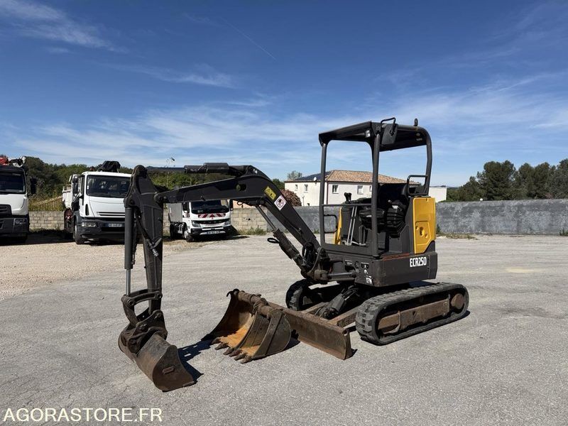 2017 Volvo ECR25D Mini Excavator 2017 Volvo ECR25D Mini Excavator
