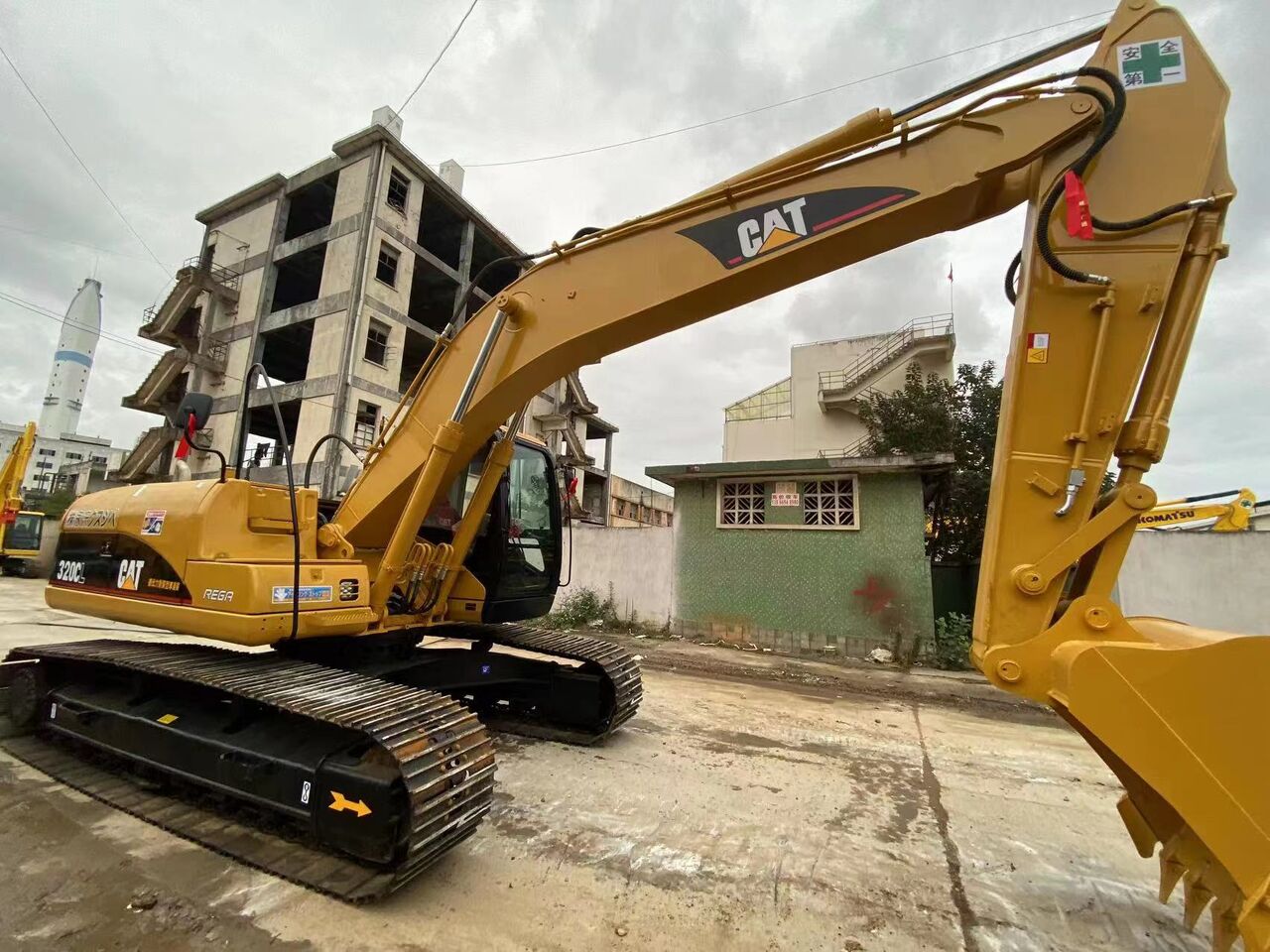 2011 Caterpillar 320C crawler excavator side view 2011 Caterpillar 320C crawler excavator side view
