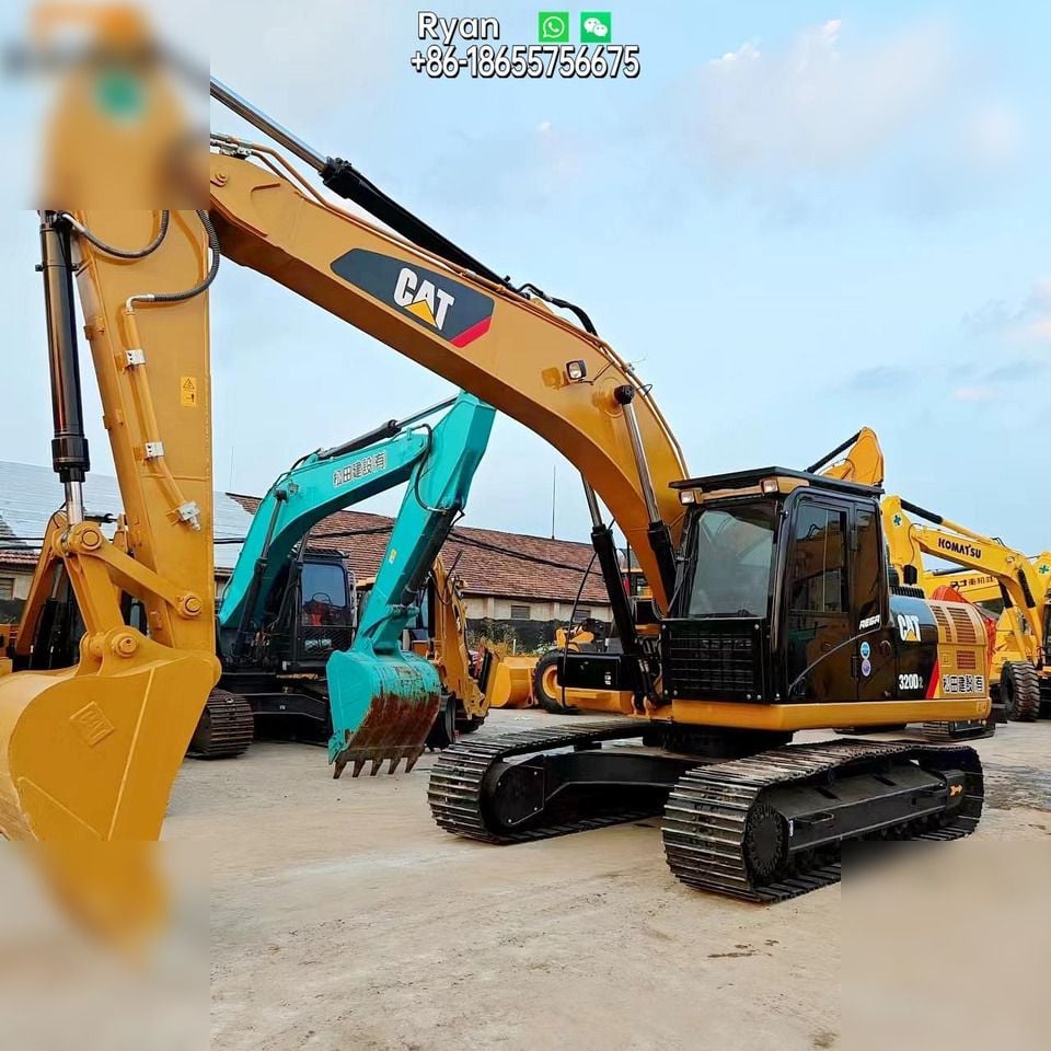 Escavadora de rastos Caterpillar 320D2 de 2018, vista dianteira a três quartos Escavadora de rastos Caterpillar 320D2 de 2018, vista dianteira a três quartos