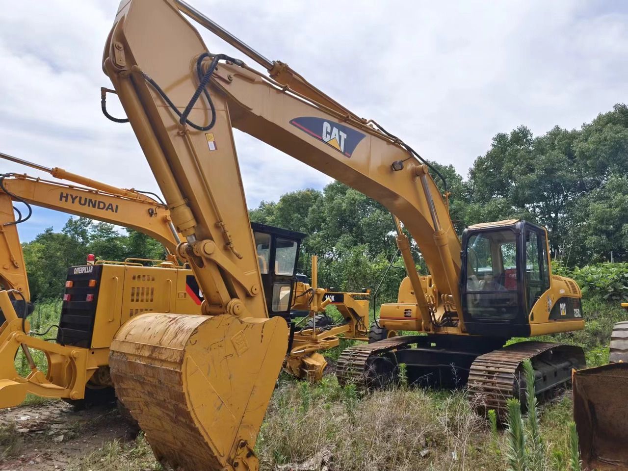 2018 Caterpillar 325C crawler excavator, side view 2018 Caterpillar 325C crawler excavator, side view