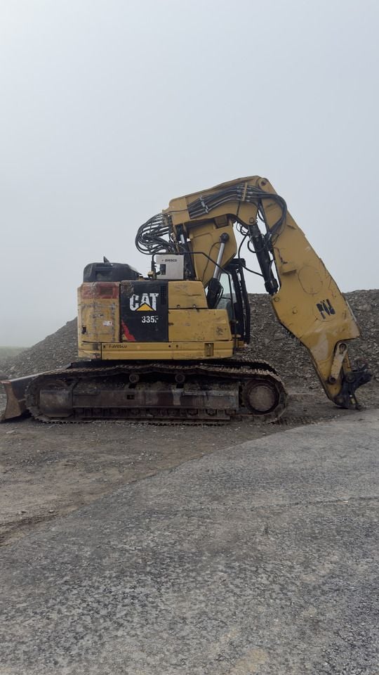 2018 Caterpillar 335F LCR crawler excavator side view 2018 Caterpillar 335F LCR crawler excavator side view