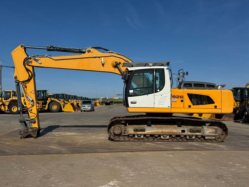 2018 Liebherr R926 LC crawler excavator, side view 2018 Liebherr R926 LC crawler excavator, side view