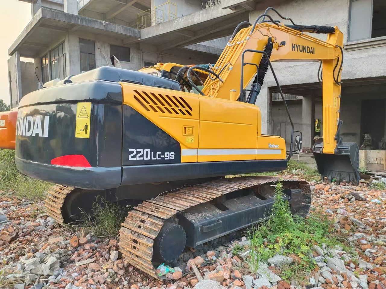 2019 Hyundai R220LC-9S crawler excavator, rear three-quarter view 2019 Hyundai R220LC-9S crawler excavator, rear three-quarter view