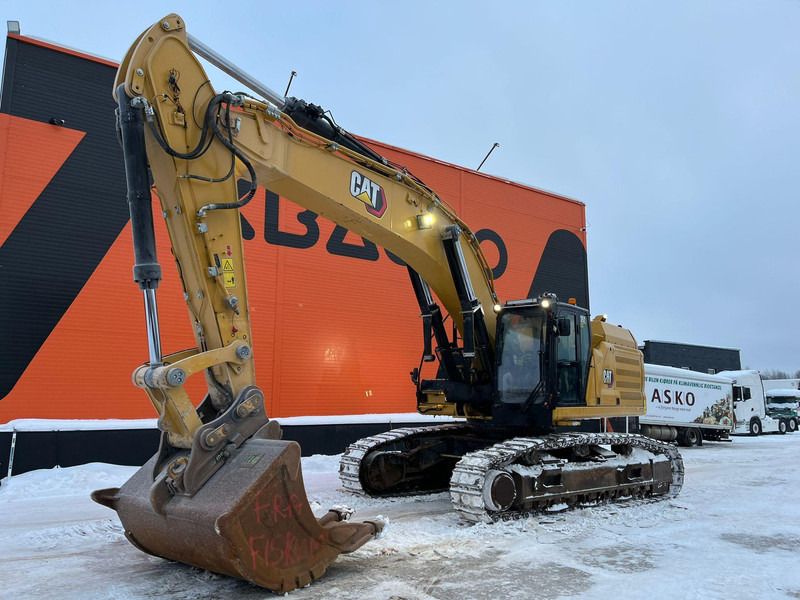 2020 Caterpillar 352 crawler excavator, side view 2020 Caterpillar 352 crawler excavator, side view