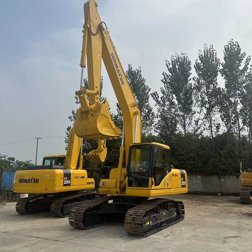 2020 Komatsu PC200 crawler excavator, front three-quarter view 2020 Komatsu PC200 crawler excavator, front three-quarter view