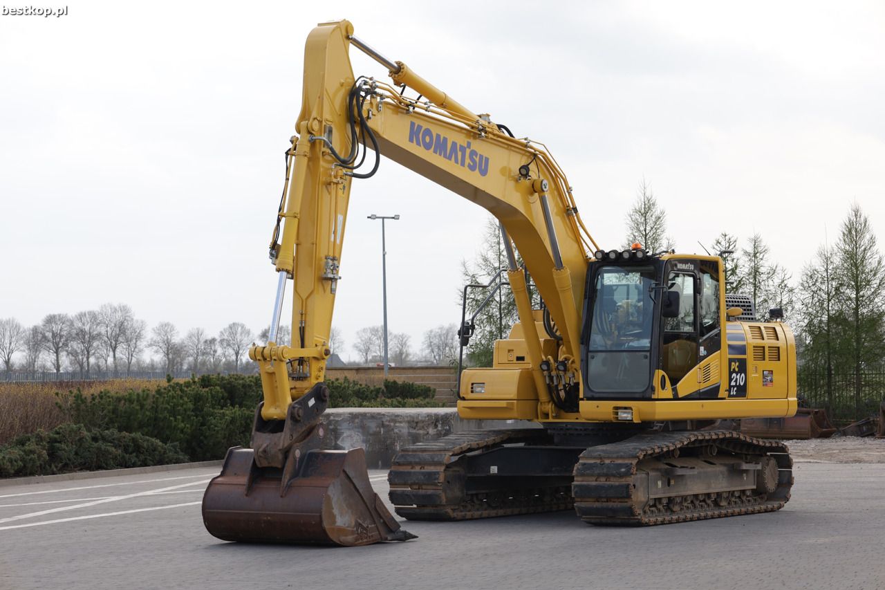 2020 Komatsu PC210LC-11 crawler excavator, front three-quarter view 2020 Komatsu PC210LC-11 crawler excavator, front three-quarter view