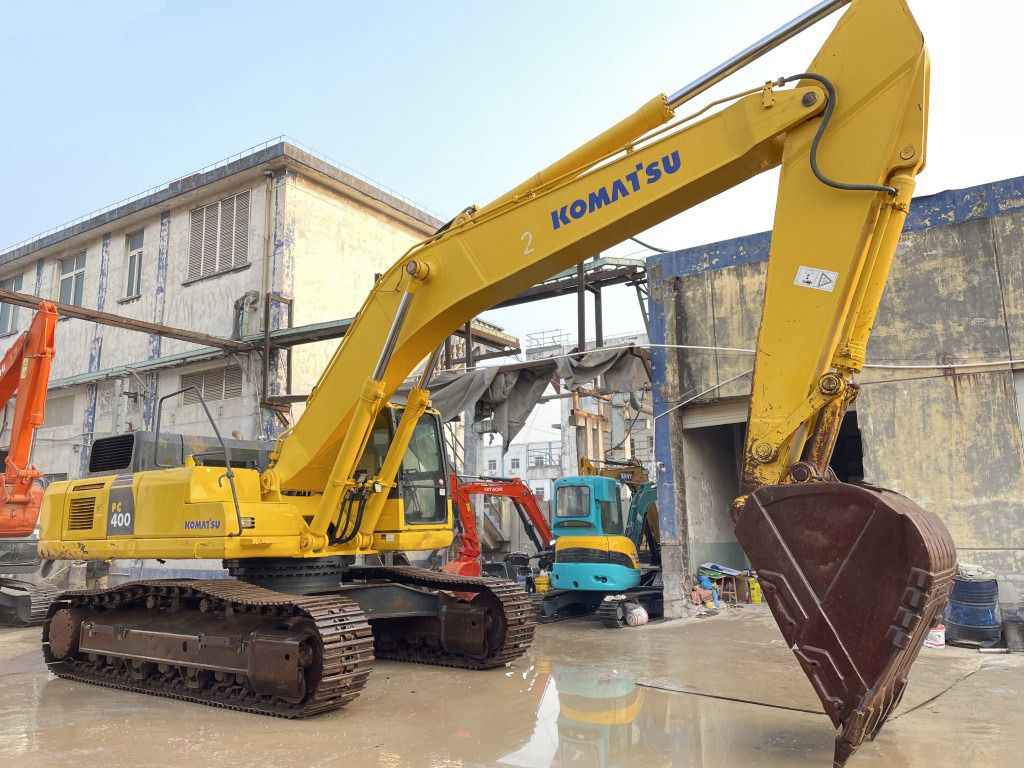 2020 Komatsu PC400 crawler excavator, side profile view 2020 Komatsu PC400 crawler excavator, side profile view
