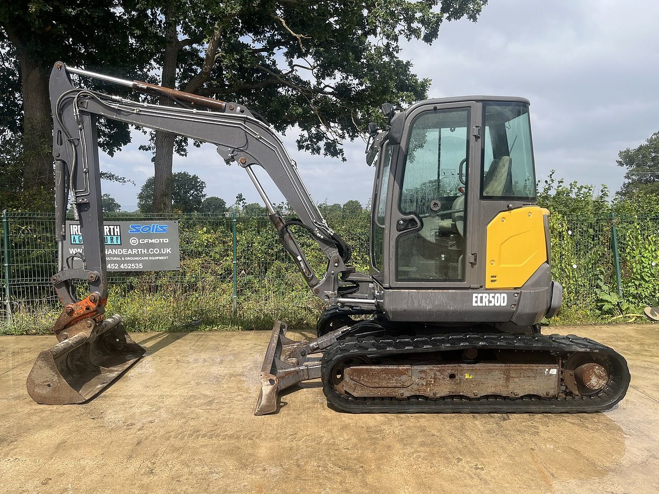 2020 Volvo ECR50D mini excavator side view 2020 Volvo ECR50D mini excavator side view