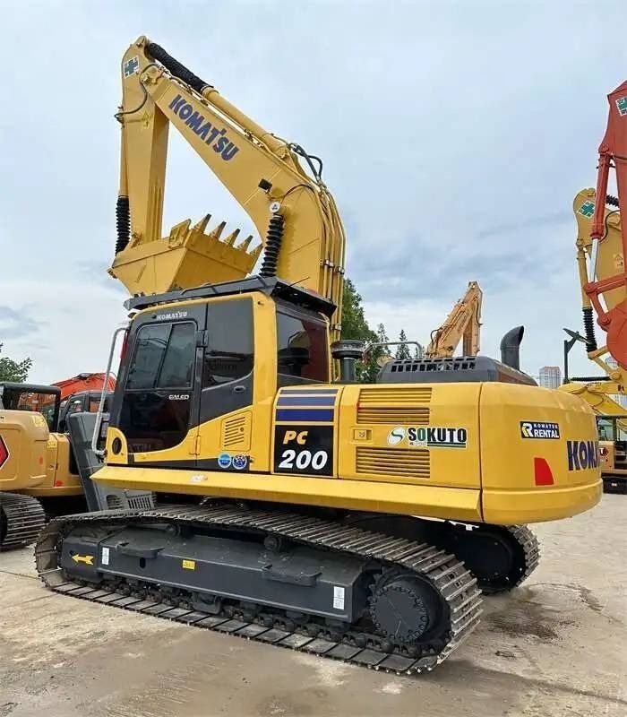 2022 Komatsu PC200-8 Raupenbagger, Heck-Dreiviertelansicht 2022 Komatsu PC200-8 Raupenbagger, Heck-Dreiviertelansicht