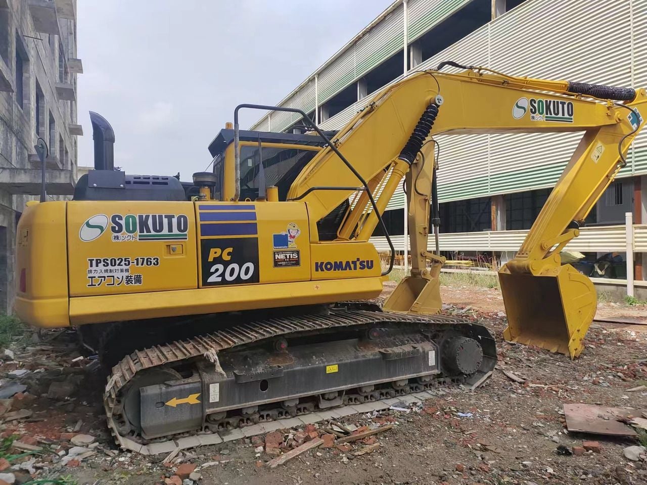 2022 Komatsu PC200-8 koparka gąsienicowa, widok z boku