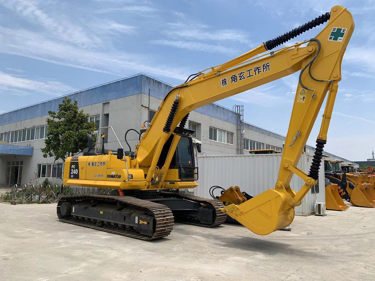 2022 Komatsu PC240LC crawler excavator, side view 2022 Komatsu PC240LC crawler excavator, side view
