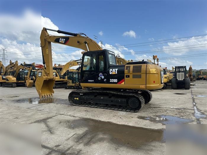 Escavatore cingolato Caterpillar 320D del 2023, vista laterale Escavatore cingolato Caterpillar 320D del 2023, vista laterale