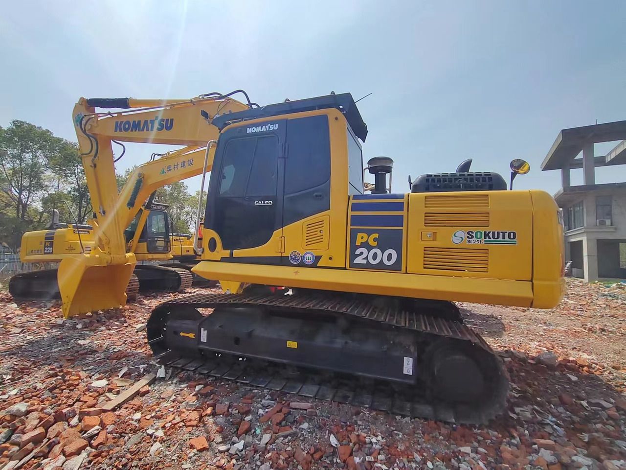 Pelle sur chenilles Komatsu PC200-8 de 2023, vue de côté