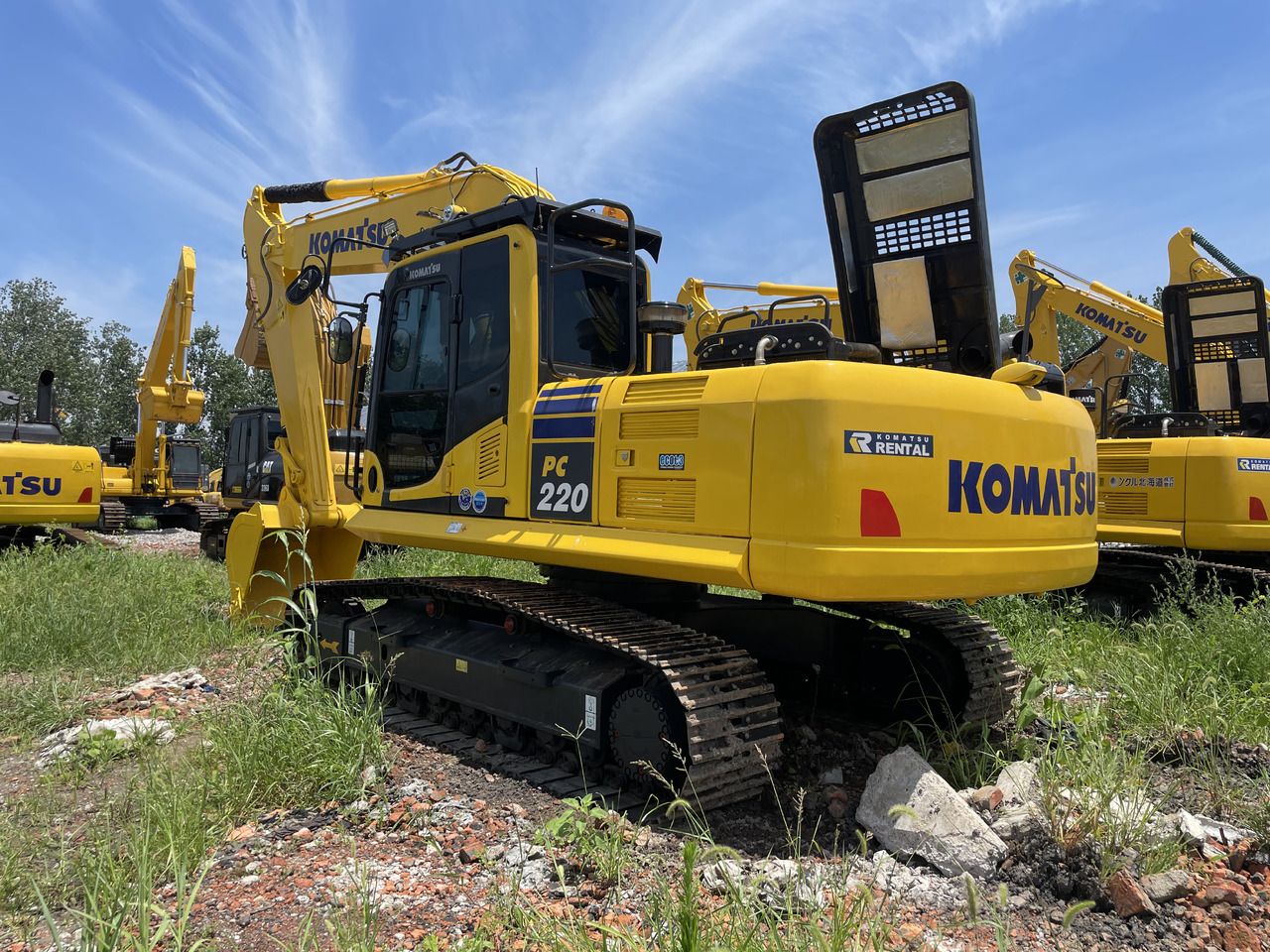 Pelle sur chenilles Komatsu PC220-8 de 2023, vue arrière trois-quarts Pelle sur chenilles Komatsu PC220-8 de 2023, vue arrière trois-quarts