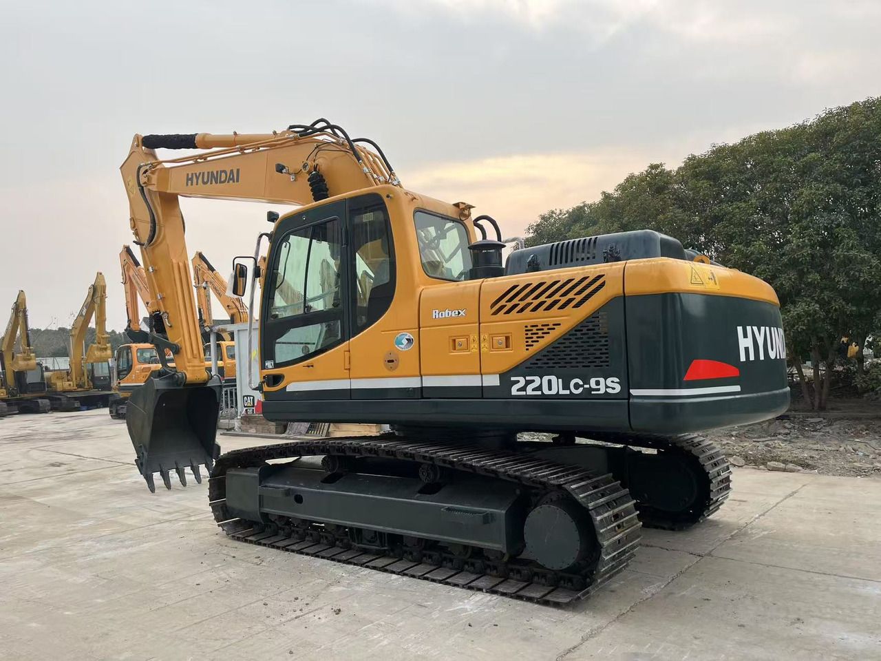 2024 Hyundai R220LC-9S crawler excavator, rear three-quarter view 2024 Hyundai R220LC-9S crawler excavator, rear three-quarter view