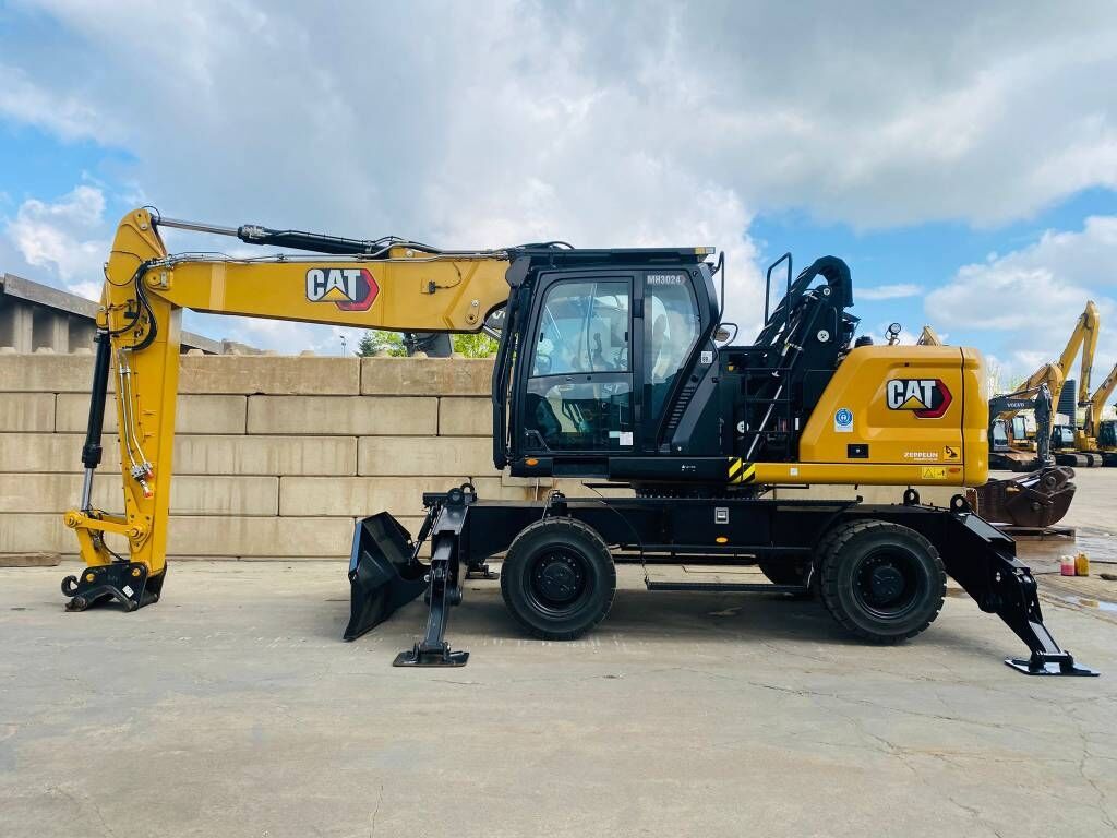 2025 Caterpillar MH3024 Material Handler