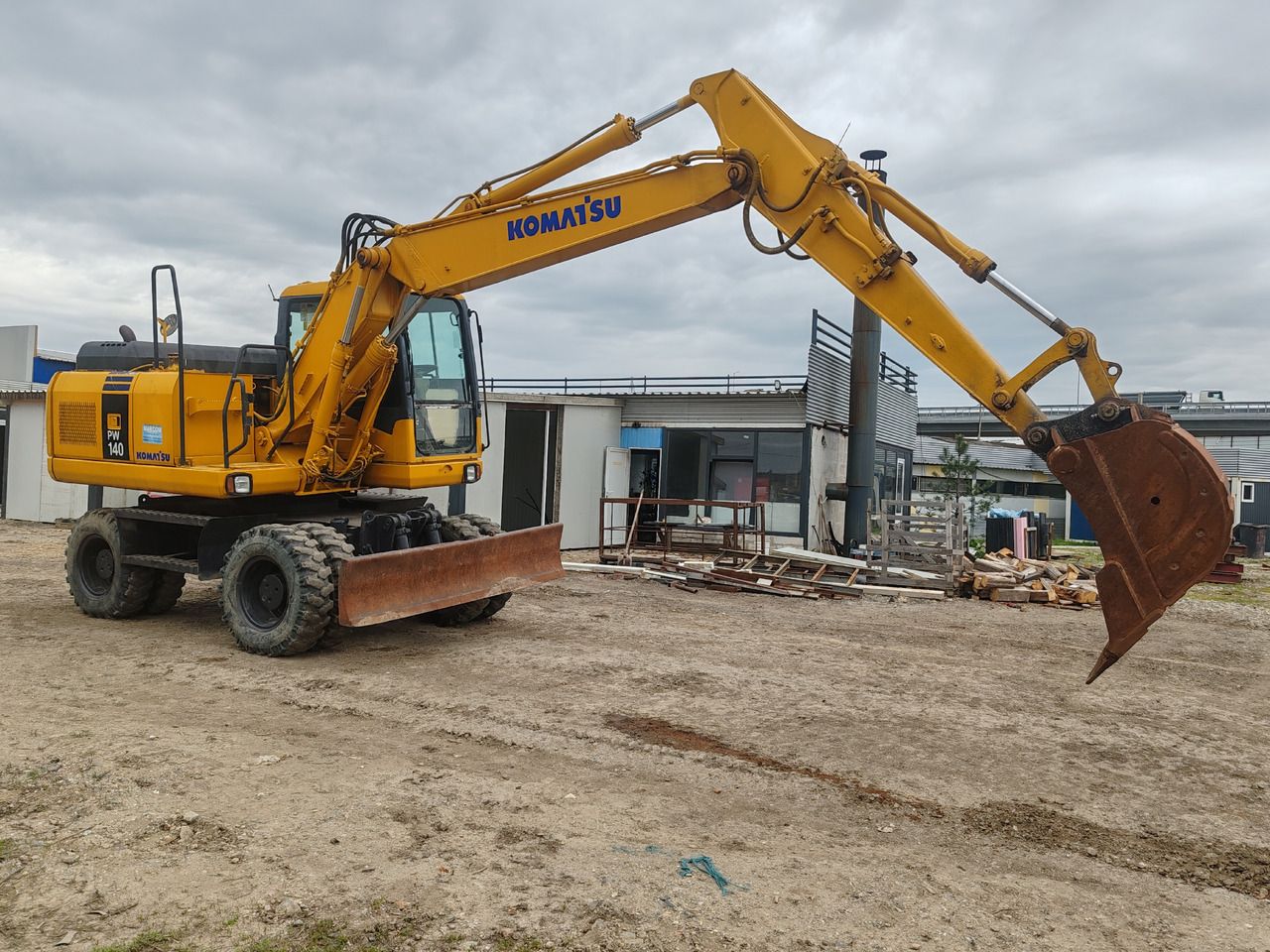 Колесный экскаватор Komatsu PW140-7, 2007 г.