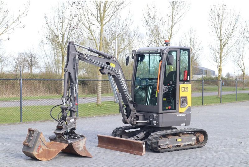 Volvo ECR25 Elétrica | JECR25D | Balde Inclinável | Balde (2021)