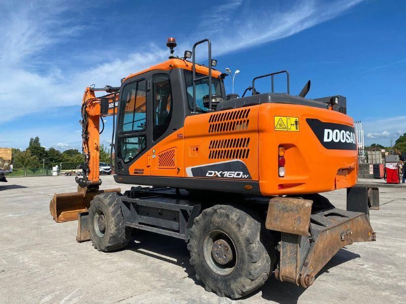 2021 Doosan DX160W Excavator pe roți