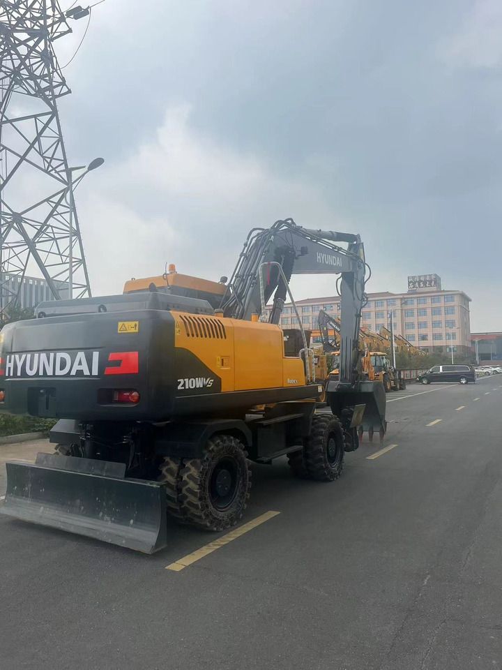 Excavadora sobre ruedas Hyundai R210W 2023