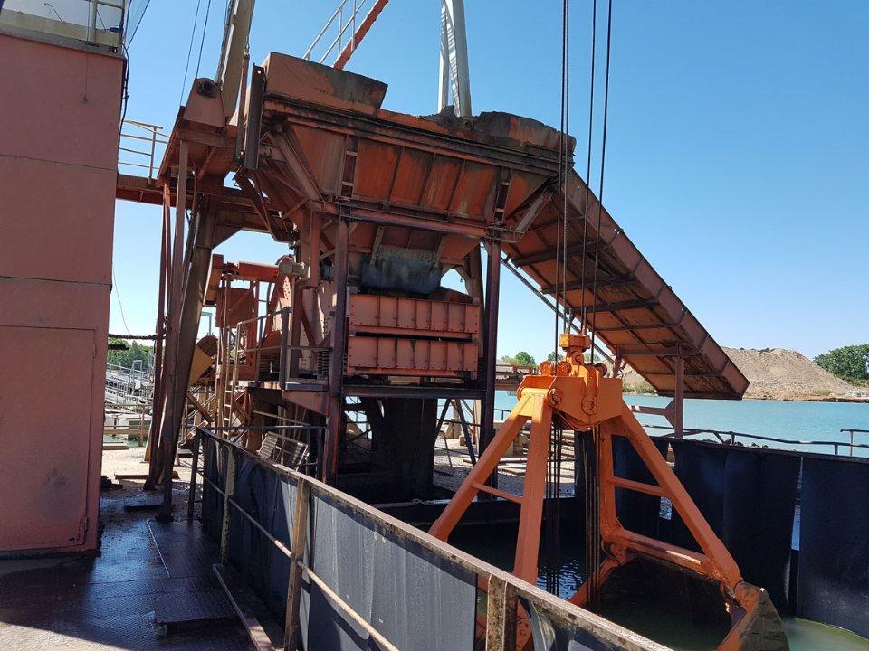 2000 Amphibious Excavator 3,5M³ - close-up view of dredging equipment