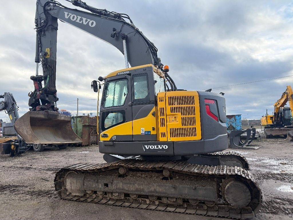 Escavatore cingolato Volvo ECR235 del 2013
