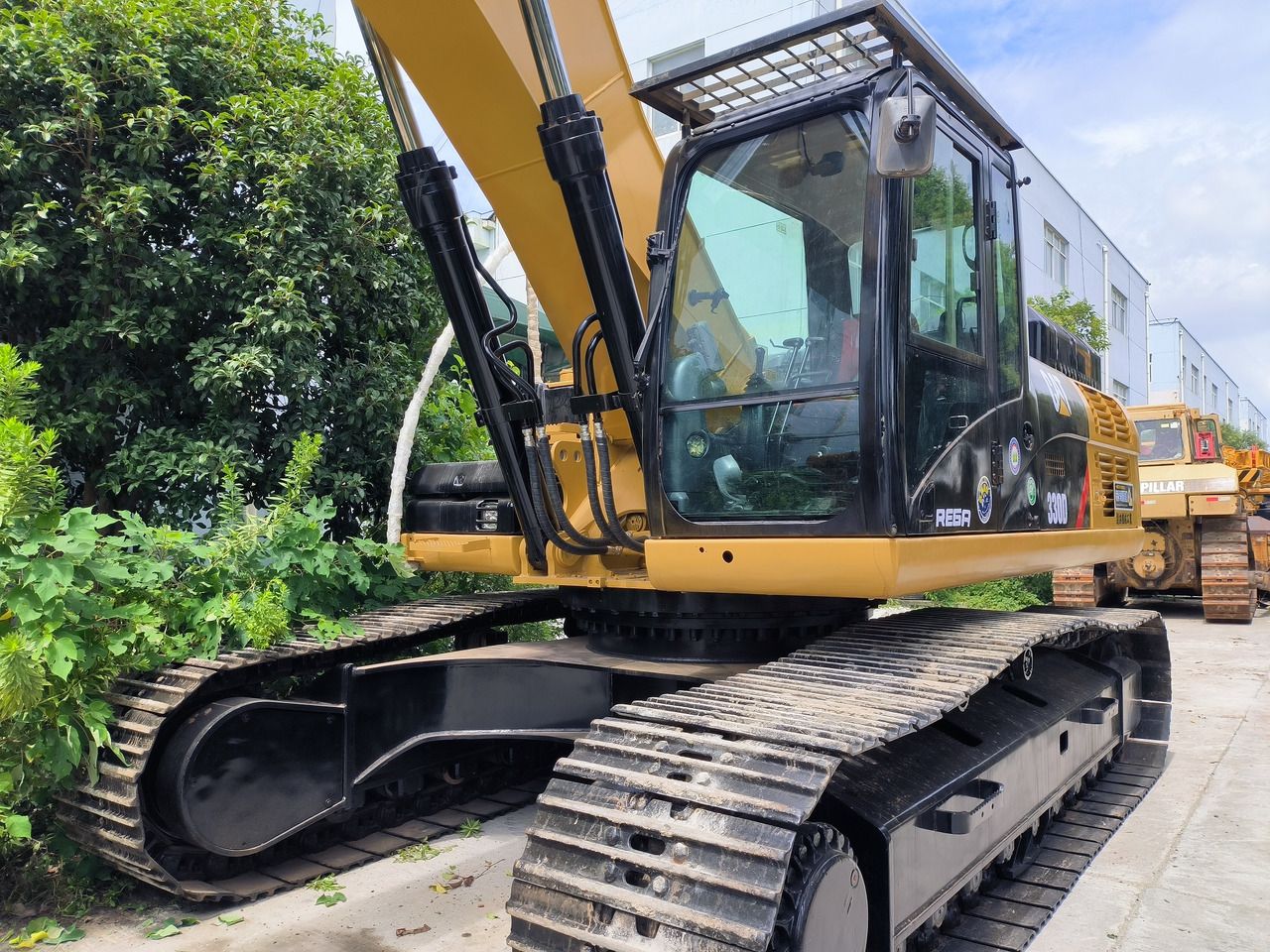 Caterpillar 330D crawler excavator, front three-quarter view