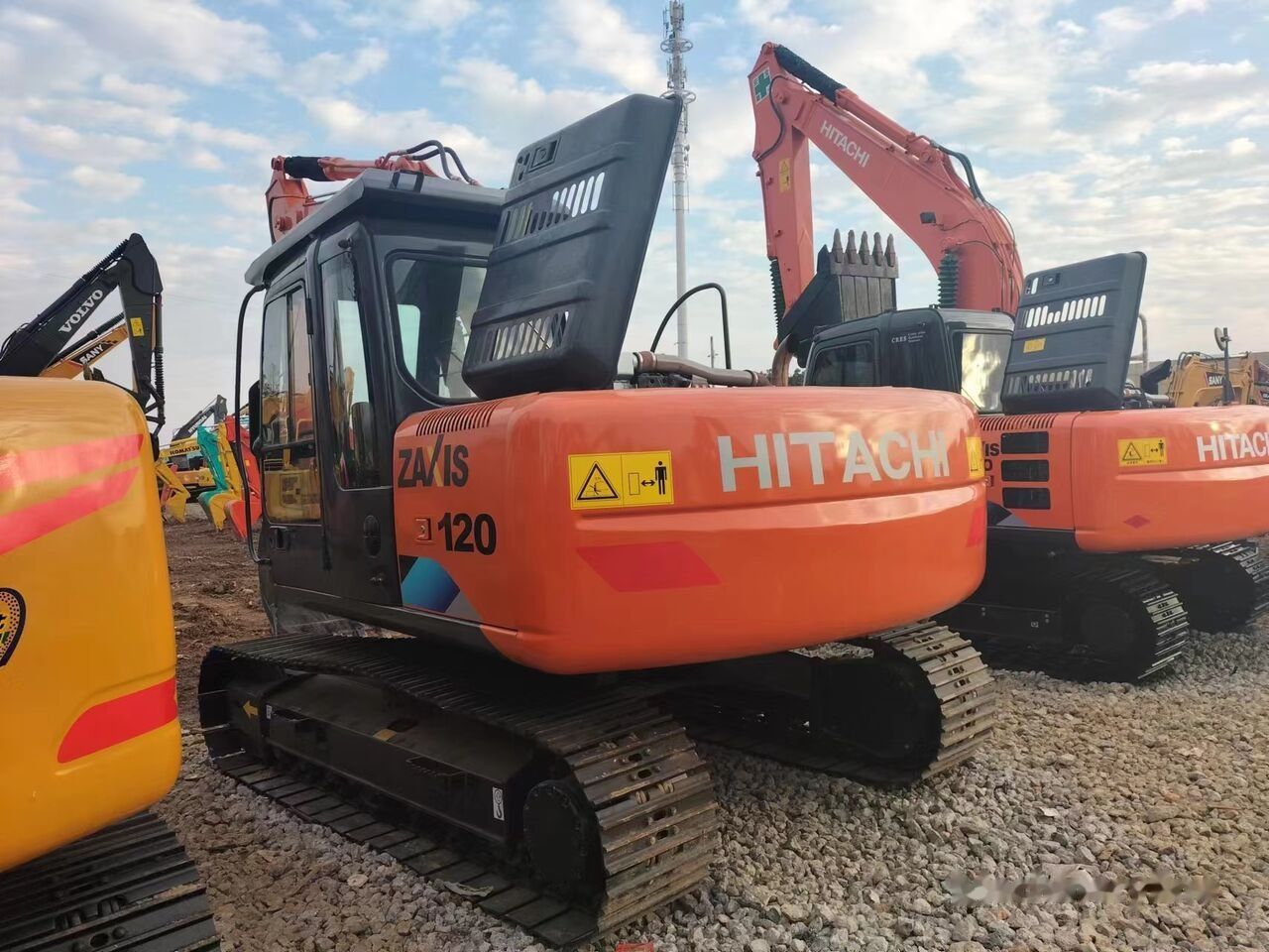 Hitachi Zaxis 120 crawler excavator, rear three-quarter view