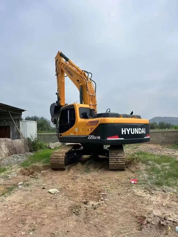 Hyundai 220LC-9 crawler excavator rear three-quarter view