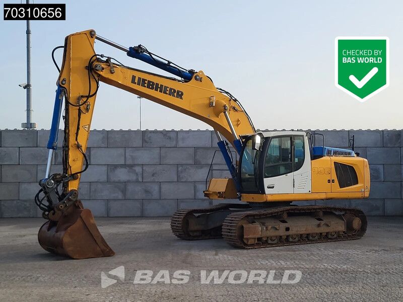 2017 Liebherr R 936 LC crawler excavator with yellow boom raised and a worn digging bucket on a hydraulic quick coupler 2017 Liebherr R 936 LC crawler excavator with yellow boom raised and a worn digging bucket on a hydraulic quick coupler