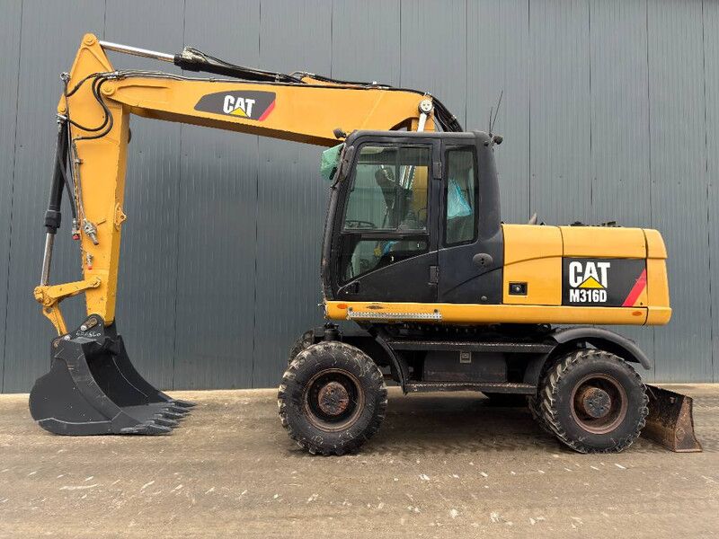 Escavadora de rodas Caterpillar M316D de 2011