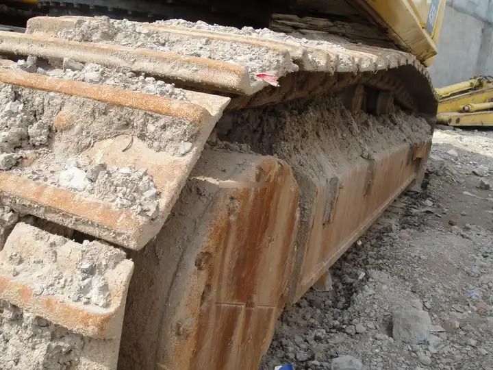 2018 Komatsu PC450 excavator track detail